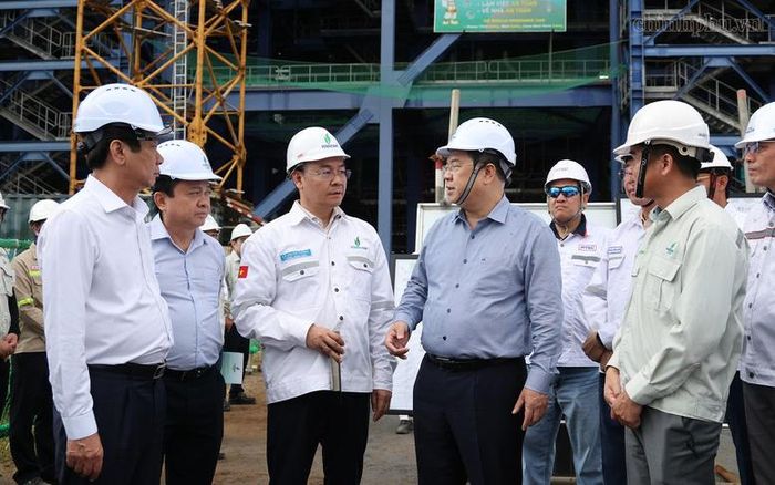 Phó Thủ tướng Thường trực Phạm Gia Túc trao đổi với lãnh đạo PVN tại công trường nhà máy nhiệt điện Long Phú 1 - Ảnh: chinhphu.vn/Phương Nguyên