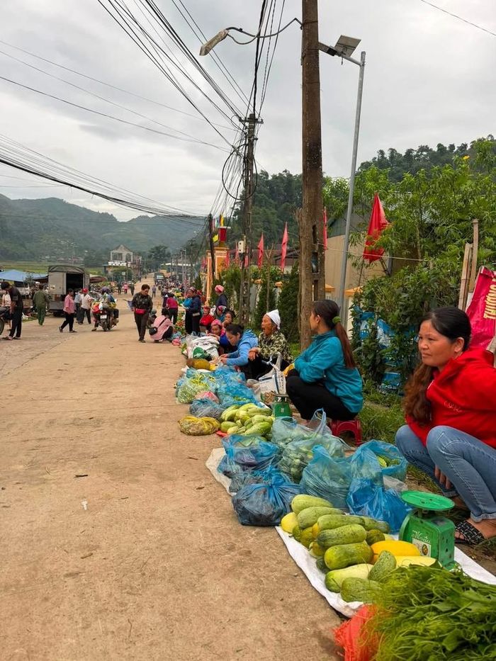 Phiên chợ vùng cao Vân Sơn qua góc máy của Bí thư Nguyễn Duy Tư - Ảnh: NVCC