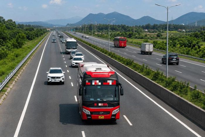 Quy định về tốc độ, khoảng cách an toàn không thể xem xét riêng lẻ mà phải đặt trong tổng thể điều kiện tổ chức giao thông, hạ tầng, biển báo, vạch kẻ đường, camera giám sát và các yếu tố kỹ thuật trên từng tuyến.