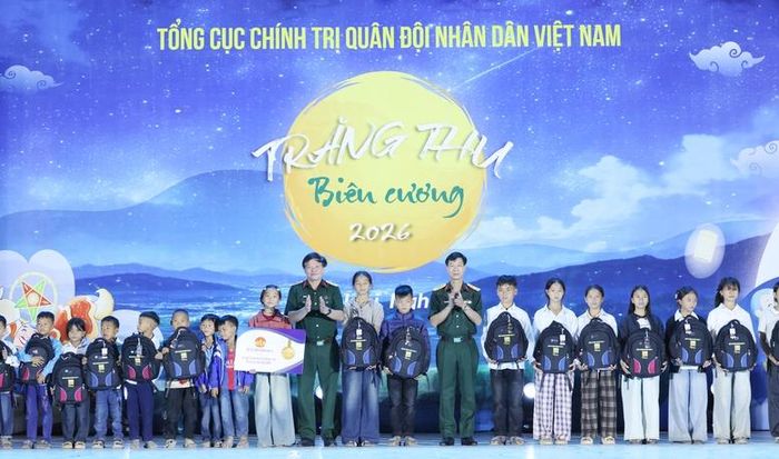 Nhiều phần quà Trung thu gồm balo, đồ dùng học tập, bánh kẹo, sữa...được trao trực tiếp cho các em học sinh vùng biên - Ảnh: BTC
