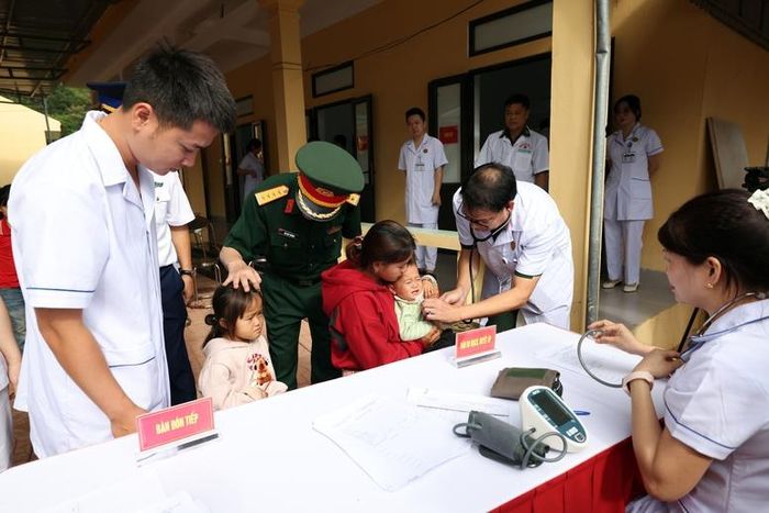 Đội ngũ y bác sĩ Bệnh viện Quân y 354 đã khám, tư vấn sức khỏe và cấp phát thuốc miễn phí cho các em nhỏ cùng các hộ gia đình có hoàn cảnh khó khăn tại Na Ngoi - Ảnh: BTC