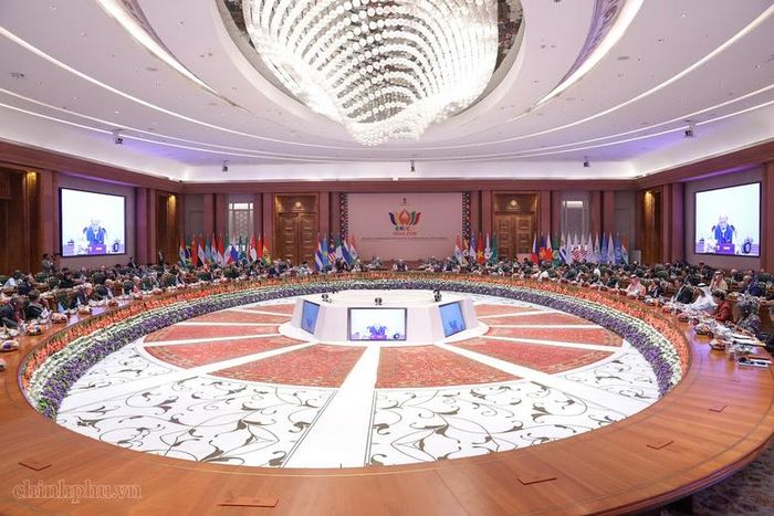Phiên thảo luận Hội nghị thượng đỉnh BRICS lần thứ 18 với chủ đề "Tự cường, đổi mới sáng tạo, hợp tác và phát triển bền vững: Định hình tương lai tăng trưởng bao trùm toàn cầu" - Ảnh: chinhphu.vn/Nhật Bắc