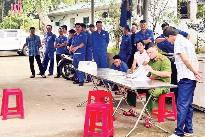 Công an kiểm tra ma túy trong công nhân tại một doanh nghiệp mỏ ở xã Hợp Thành (Lào Cai).