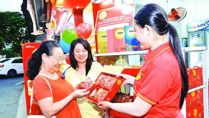 Khách hàng mua bánh trung thu sớm. (Ảnh PHƯƠNG VY)