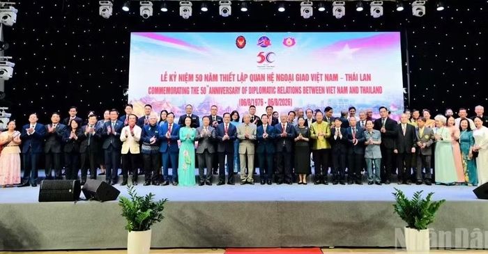 Lãnh đạo Hội Hữu nghị Việt Nam-Thái Lan và Hội Hữu nghị Thái Lan-Việt Nam cùng lãnh đạo tỉnh Nghệ An chụp ảnh lưu niệm tại Lễ kỷ niệm 50 năm thiết lập quan hệ ngoại giao Việt Nam-Thái Lan tổ chức ngày 10/8 tại Nghệ An. (Ảnh: Quốc Khánh-Báo Nhân Dân)