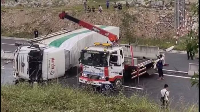 Xe cẩu đang di dời phương tiện qua một bên. (Ảnh: QUÝ NGỌC)