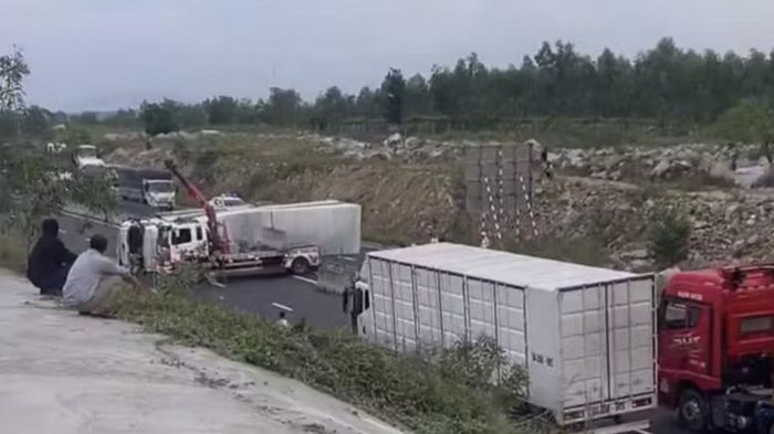 Vụ tai nạn khiến giao thông ùn tắc hai làn đường. (Ảnh: QUÝ NGỌC)