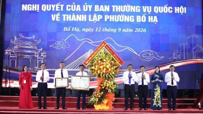Các đồng chí lãnh đạo tỉnh Bắc Ninh tặng hoa chúc mừng Đảng bộ, chính quyền và Nhân dân phường Bố Hạ. (Ảnh: DL)