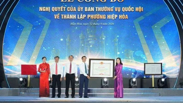 Đại diện lãnh đạo tỉnh Bắc Ninh trao Bằng khen cho Đảng bộ, chính quyền phường Hiệp Hòa. (Ảnh: ĐT)