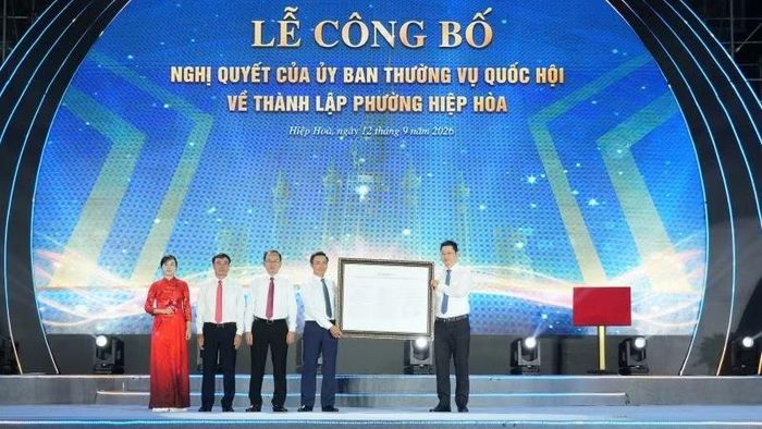 Phó Bí thư Tỉnh ủy Bắc Ninh Trần Huy Phương trao Nghị quyết thành lập phường Hiệp Hòa cho lãnh đạo địa phương. (Ảnh: ĐT)