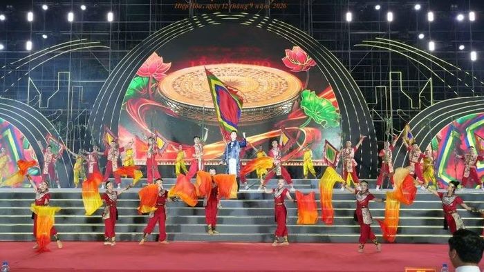 Chương trình nghệ thuật chào mừng thành lập phường Hiệp Hòa. (Ảnh: ĐT)