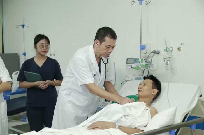  ﻿Bác sĩ kiểm tra, đánh giá cho người bệnh hậu phẫu. (Ảnh: Trang Thu) 