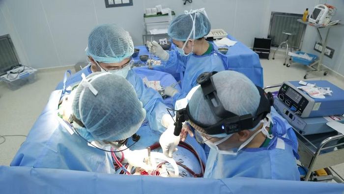 Ê- kíp thực hiện ca phẫu thuật. (Ảnh: Trang Thu)