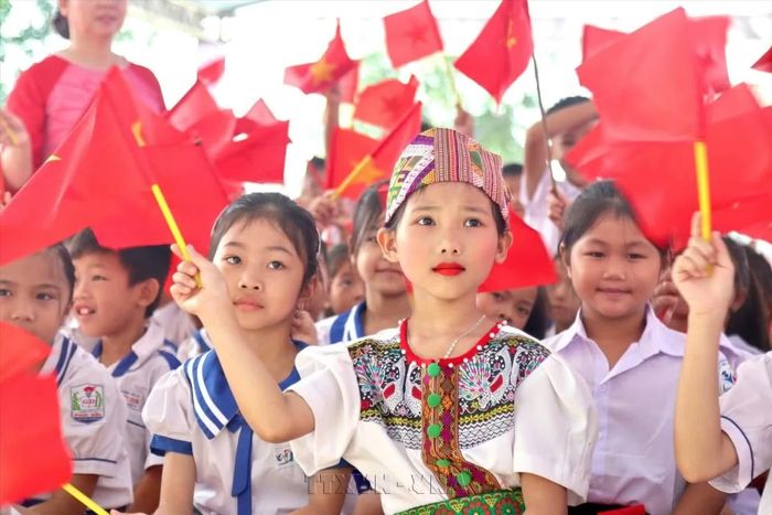 Đối với nhiều học sinh, nhất là các học sinh ở những địa bàn còn khó khăn, ngôi trường mới không đơn thuần là nơi học chữ. Đây còn là nơi các em ăn ở, học tập, rèn luyện, vui chơi và trưởng thành cùng bạn bè. (Ảnh: Văn Tý /TTXVN)