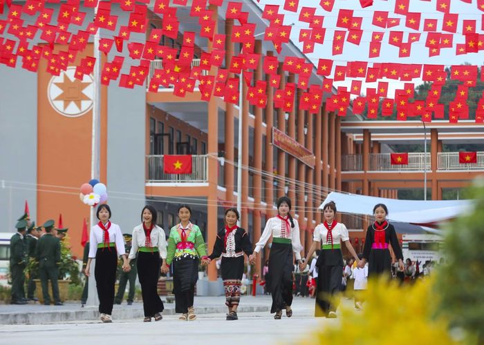 Học sinh các dân tộc vui mừng trong ngày khai giảng năm học mới tại ngôi trường nội trú liên cấp khang trang, hiện đại ở xã Thanh Nưa, tỉnh Điện Biên. (Ảnh: Xuân Tư /TTXVN)