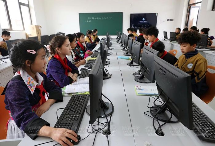 Phòng học tin học của Trường phổ thông nội trú liên cấp tiểu học và trung học cơ sở Si Pa Phìn (tỉnh Điện Biên). (Ảnh: Tất Sơn/Báo ảnh Việt Nam)
