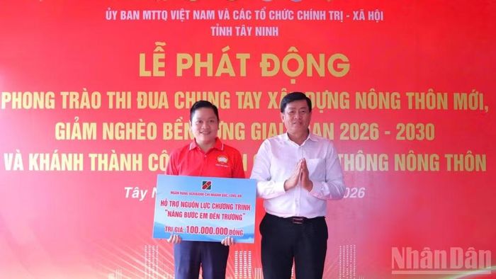 Đơn vị tài trợ trao nguồn lực chương trình nâng bước em đến trường. (Ảnh: THANH PHONG)