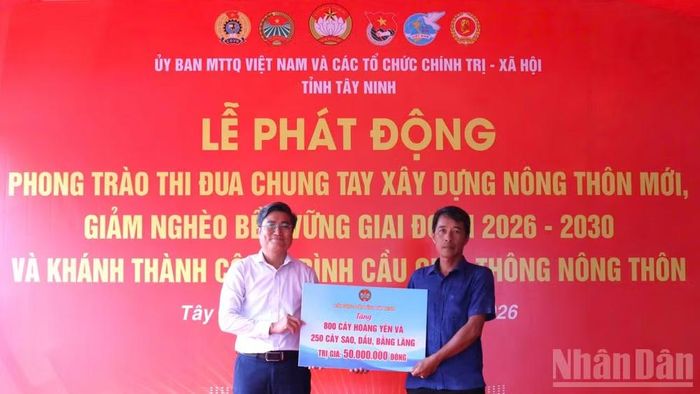 Hội Nông dân tỉnh Tây Ninh trao tặng cây xanh cho địa phương. (Ảnh: THANH PHONG)