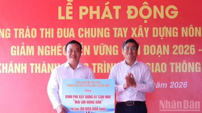 Nhà tài trợ trao kinh phí xây nhà “Mái ấm nông dân” cho xã Tuyên Bình. (Ảnh: THANH PHONG)