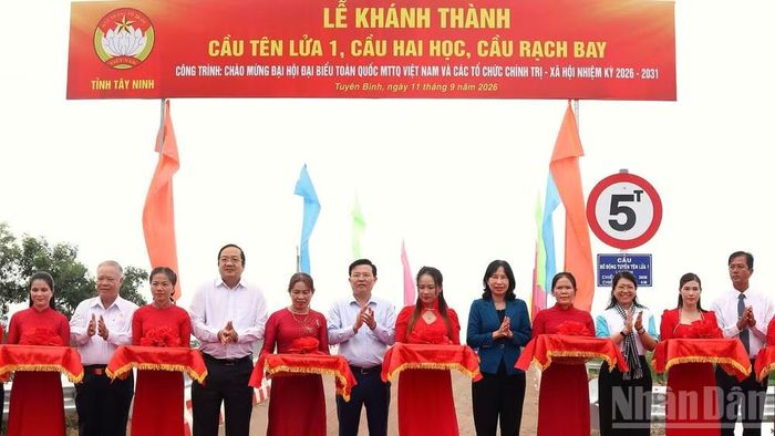 Khánh thành đưa vào sử dụng các công trình cầu ngay sau lễ phát động. (Ảnh: THANH PHONG)