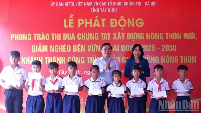 Phó Bí thư Tỉnh ủy, Chủ tịch Ủy ban Mặt trận Tổ quốc Việt Nam tỉnh Tây Ninh Nguyễn Thanh Hải và lãnh đạo Hội đồng nhân dân tỉnh trao quà cho học sinh có hoàn cảnh khó khăn. (Ảnh: THANH PHONG)