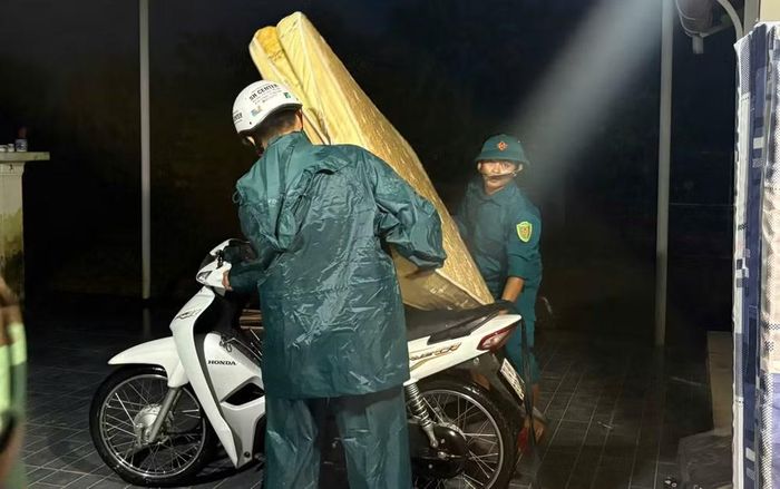 Lực lượng chức năng xã Lao Bảo hỗ trợ người dân di dời tài sản trong ngày 12 và sáng 13/9. (Ảnh: H.M)