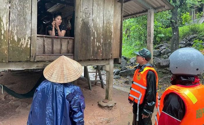 Lực lượng chức năng tuyên truyền, vận động người dân ở những nơi có nguy cơ ngập lụt đến nơi an toàn. (Ảnh: H.M)
