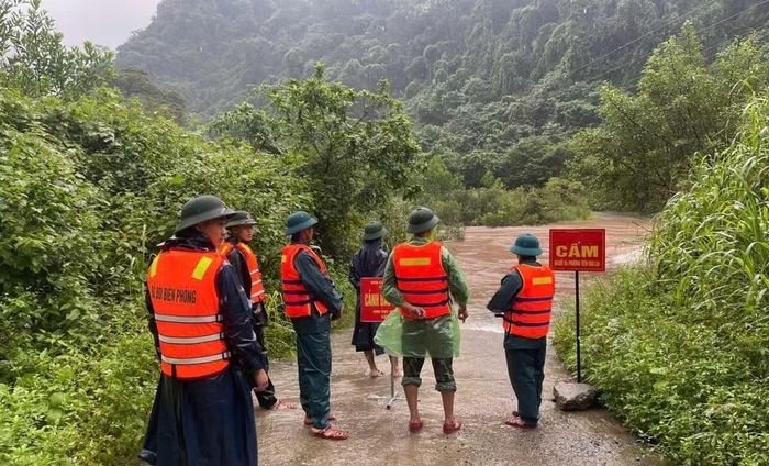 Lực lượng chức năng túc trực tại các vị trí xung yếu. (Ảnh: H.M)