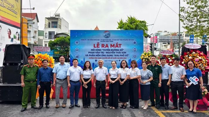 Cán bộ, người dân phường Hạnh Thông ra mắt mô hình “Tuyến đường số”. (Ảnh: CTV)