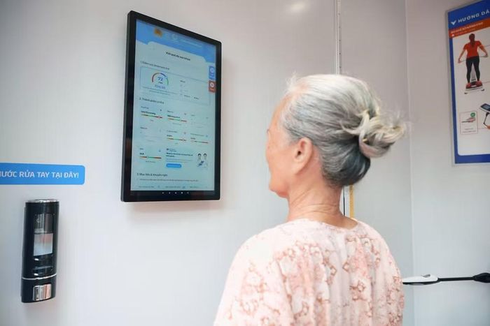 Một người dân kiểm tra các thông số sau khi được kiểm tra sức khỏe. (Ảnh: CTV)