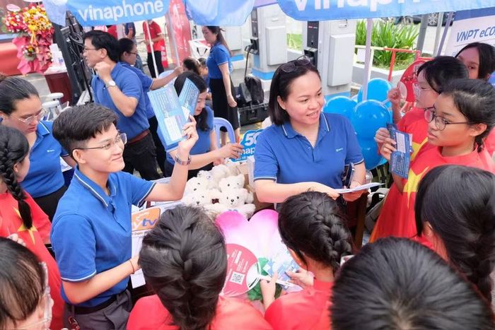 Người dân tìm hiểu thông tin tại "Trạm công dân số". (Ảnh: CTV)