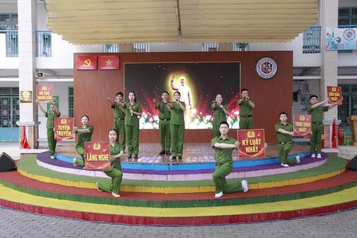 Lực lượng công an có đóng góp quan trọng trong quá trình hỗ trợ, cảm hóa, giáo dục giúp đỡ người lầm lỗi tại cộng đồng dân cư. (Ảnh: CTV)