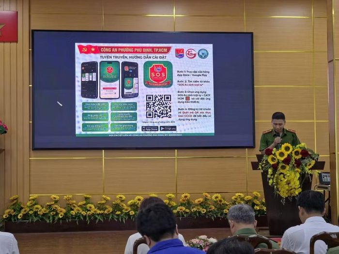 Công an phường Phú Định triển khai hướng dẫn về ứng dụng "S.O.S an ninh trật tự". (Ảnh: CTV)