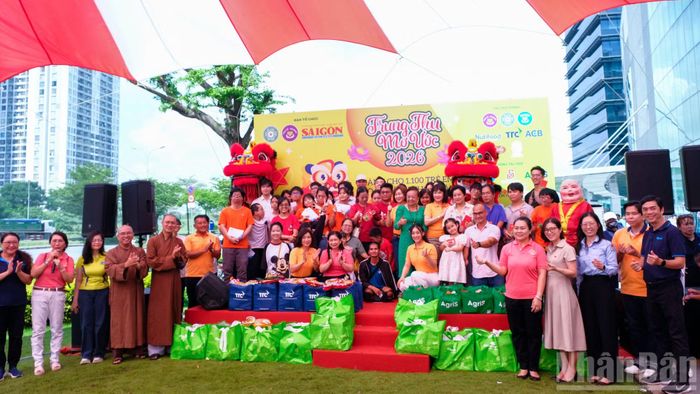 Các nhà tài trợ cùng chụp hình tại chương trình.