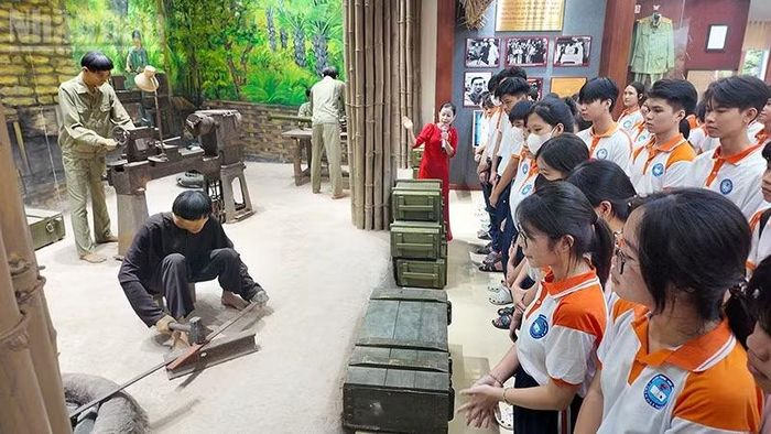 Các em học sinh chăm chú xem tư liệu về Giáo sư, Viện sĩ Trần Đại Nghĩa. (Ảnh: QUỐC KHÁNH)