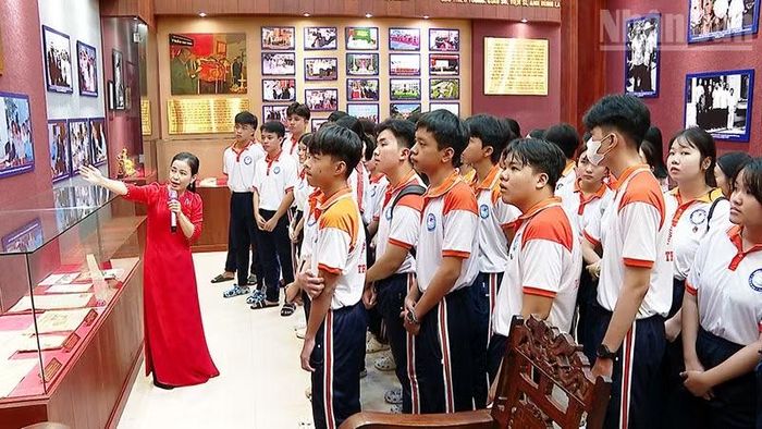 Các em học sinh chăm chú lắng nghe giới thiệu về thân thế, sự nghiệp của Giáo sư, Viện sĩ Trần Đại Nghĩa. (Ảnh: QUỐC KHÁNH)