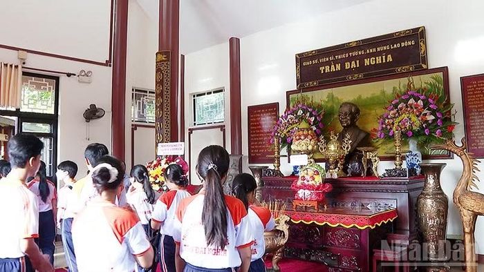 Các em học sinh dâng hương Giáo sư, Viện sĩ Trần Đại Nghĩa. (Ảnh: QUỐC KHÁNH)