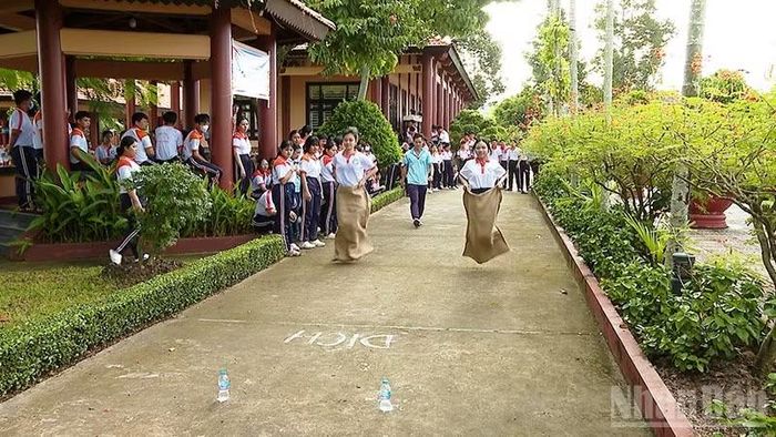 Các em học sinh tham gia chương trình giáo dục trải nghiệm tại Khu lưu niệm Giáo sư, Viện sĩ Trần Đại Nghĩa. (Ảnh: QUỐC KHÁNH)
