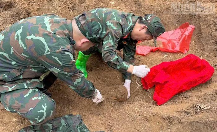 Trước đó, vào ngày 11/9, Ban Chỉ đạo 515 tỉnh Sơn La đã tiến hành cất bốc phần mộ được xác định là liệt sĩ tại bản Hua Đán, xã Chiềng Hặc, tỉnh Sơn La. (Ảnh: THÙY DƯƠNG)