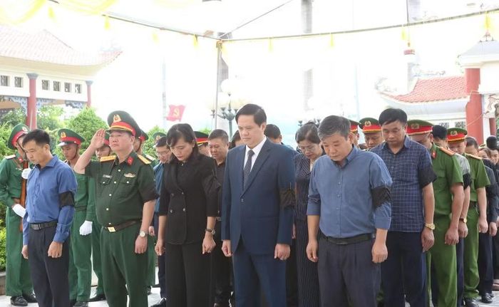 Lãnh đạo các sở, ngành, Ban Chỉ đạo 515 tỉnh Sơn La, Bộ Chỉ huy quân sự tỉnh, các xã và nhân dân dự Lễ viếng, truy điệu, an táng hài cốt liệt sĩ ở Nghĩa trang Liệt sĩ xã Yên Châu. (Ảnh: PHAN THẢO)
