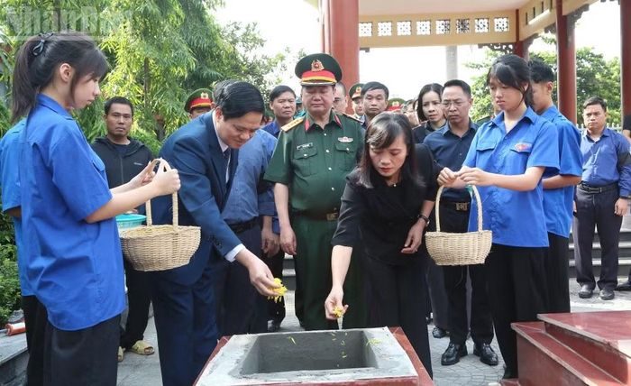 Lãnh đạo các sở, ngành, Ban Chỉ đạo 515 tỉnh Sơn La thực hiện các nghi thức tại lễ đưa tiễn liệt sĩ về nơi an nghỉ cuối cùng. (Ảnh: PHAN THẢO)