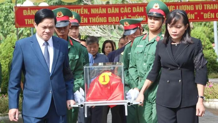 Lãnh đạo các sở, ngành, Ban Chỉ đạo 515 tỉnh Sơn La đưa tiễn liệt sĩ về nơi an nghỉ cuối cùng. (Ảnh: PHAN THẢO)