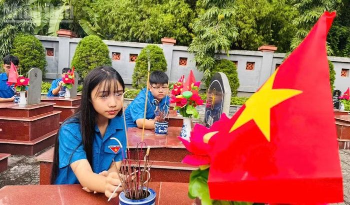 Lực lượng đoàn viên, thanh niên và học sinh trên địa bàn xã Yên Châu thắp hương tưởng nhớ công lao các Anh hùng liệt sĩ tại nghĩa trang liệt sĩ xã. (Ảnh: THÙY DƯƠNG)