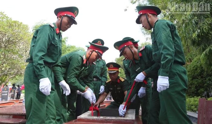 Hài cốt liệt sĩ được an táng tại Nghĩa trang Liệt sĩ xã Yên Châu theo đúng nghi thức quy định. (Ảnh: PHAN THẢO)