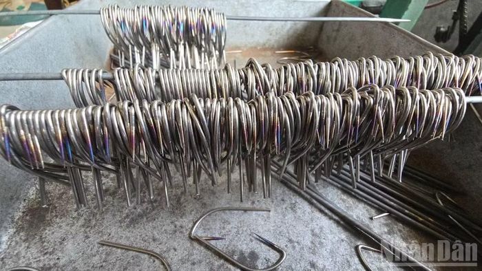 Hơn 50 năm qua, nghề làm lưỡi câu giúp nhiều hộ có thu nhập ổn định. (Ảnh: Thanh Dũng)