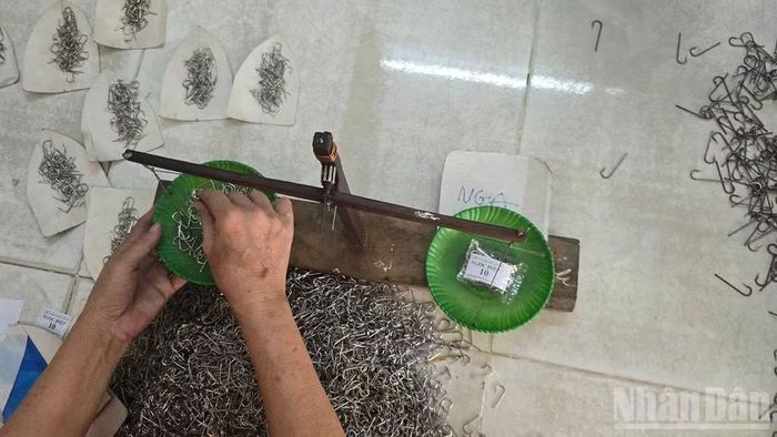 Một cơ sở sản xuất lưỡi câu đang đóng gói lưỡi câu Mỹ Hòa giao cho mối lái. (Ảnh: Thanh Dũng)