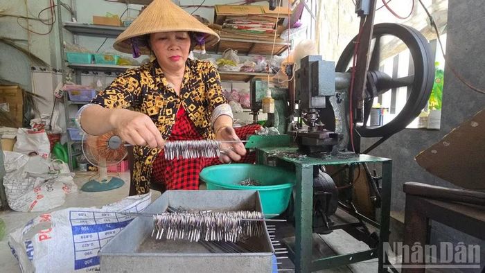 Nghề làm lưỡi câu giúp nhiều hộ có thu nhập ổn định ( Ảnh: Thanh Dũng)