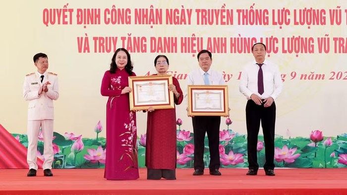 Phó Chủ tịch nước Võ Thị Ánh Xuân trao tặng danh hiệu Anh hùng lực lượng vũ trang nhân dân cho thân nhân liệt sĩ Huỳnh Văn Thạnh, nguyên Chính trị viên Đại đội Địa phương quân huyện Giồng Riềng, Tỉnh đội Rạch Giá (nay là tỉnh An Giang). (Ảnh: LÊ HUY HẢI)