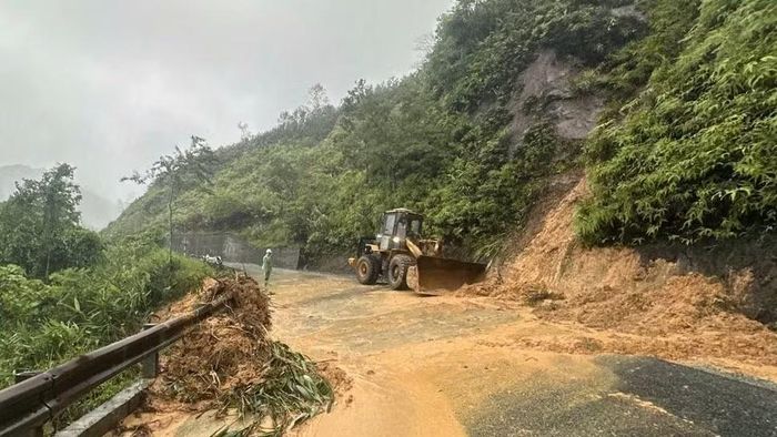 Trên tuyến Quốc lộ 49 đi A Lưới, tại km67+800 và km75+830 xảy ra sạt lở taluy dương khoảng 150m³. (Ảnh: MĐ)