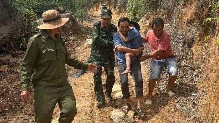 Các lực lượng chức năng đưa cháu K xuống núi, về với gia đình. (Ảnh: CTV)